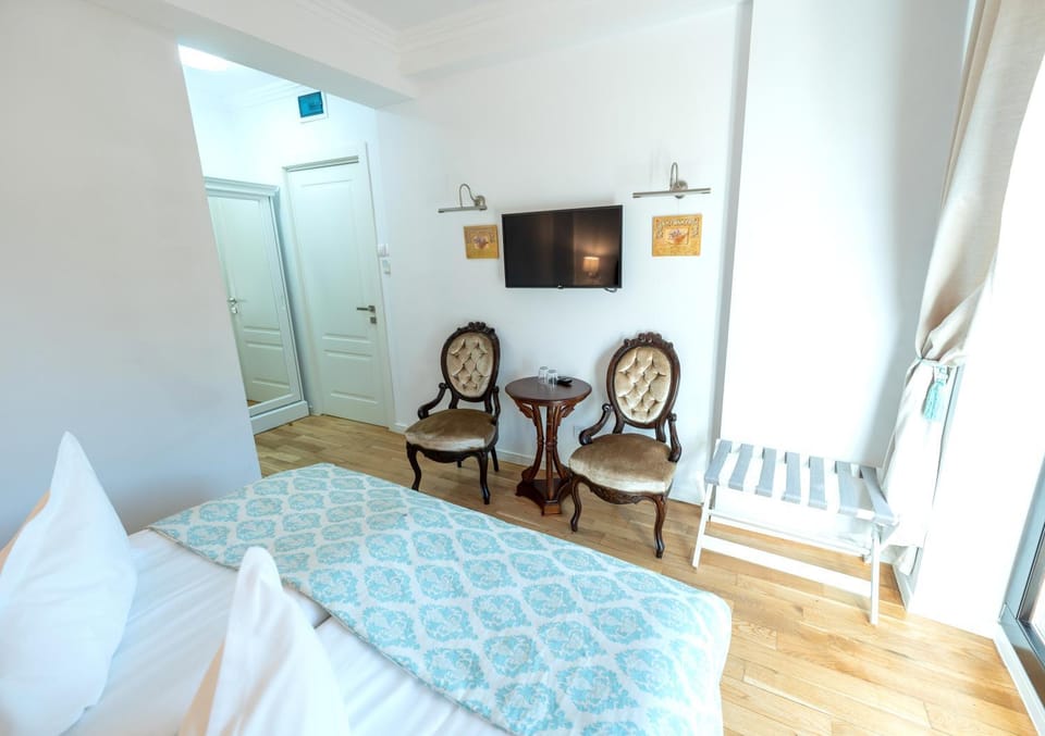 Bed, TV and multimedia, Photo of the whole room, wardrobe