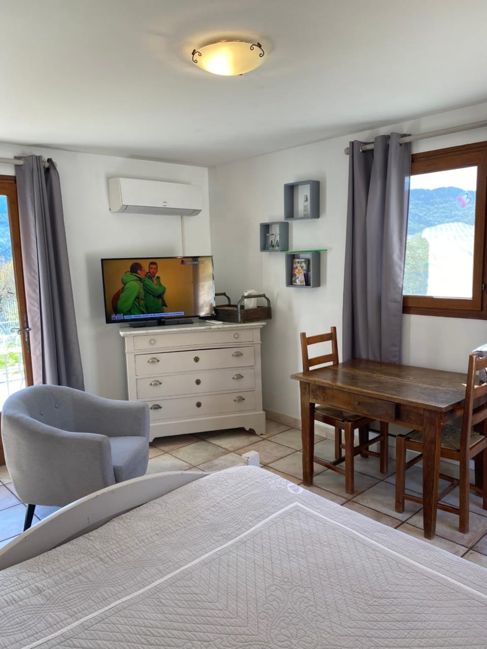 TV and multimedia, Photo of the whole room, Bedroom