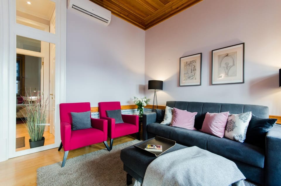 Baixa Downtown Fabulous And Sophisticate Apartment With Elevator 18th Century Building Apartment in Lisbon
