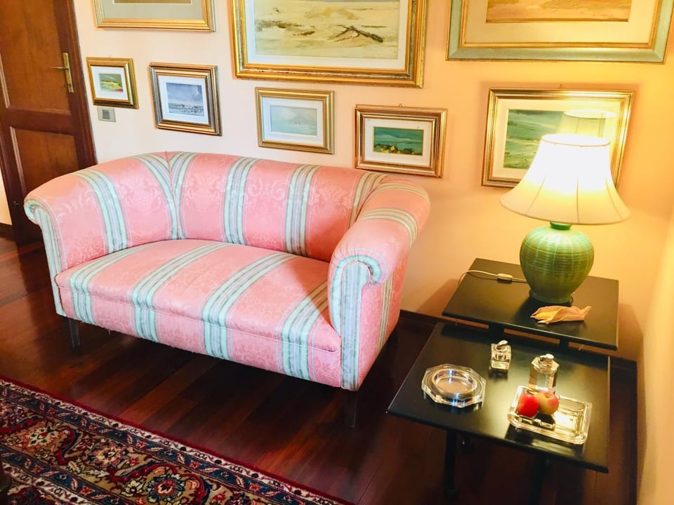 Lounge or bar, Decorative detail, Breakfast