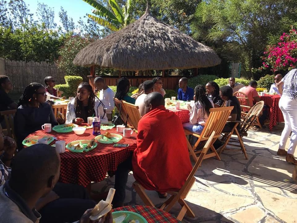 Restaurant/places to eat, People, Food and drinks, Food, group of guests