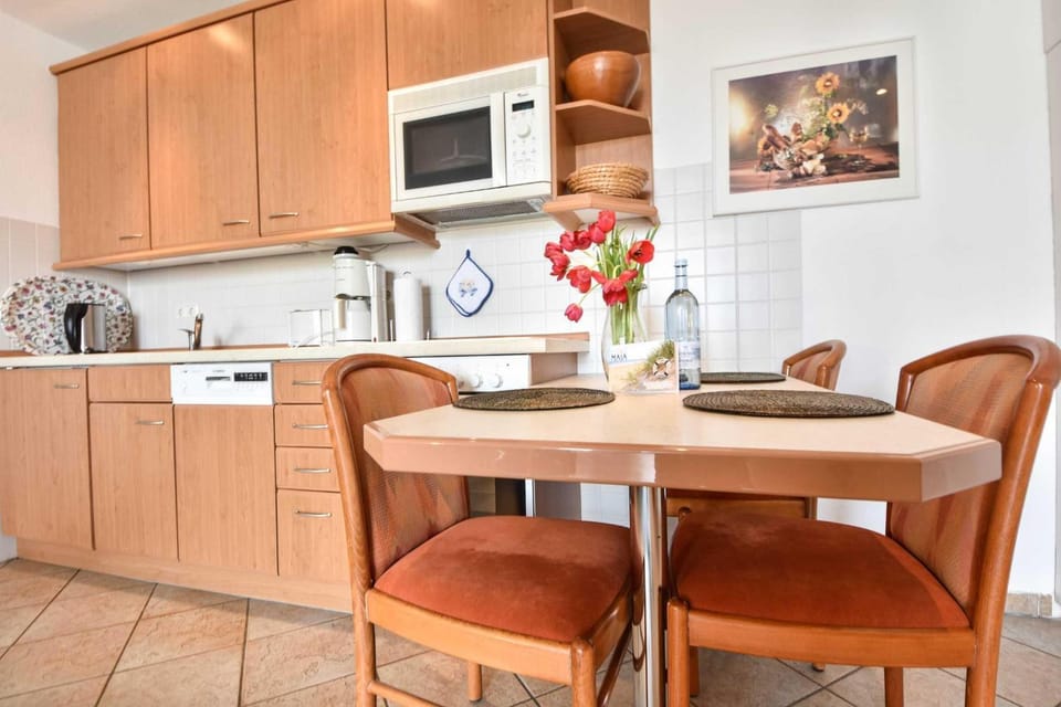 Kitchen or kitchenette, Dining area, minibar, pet friendly, stove