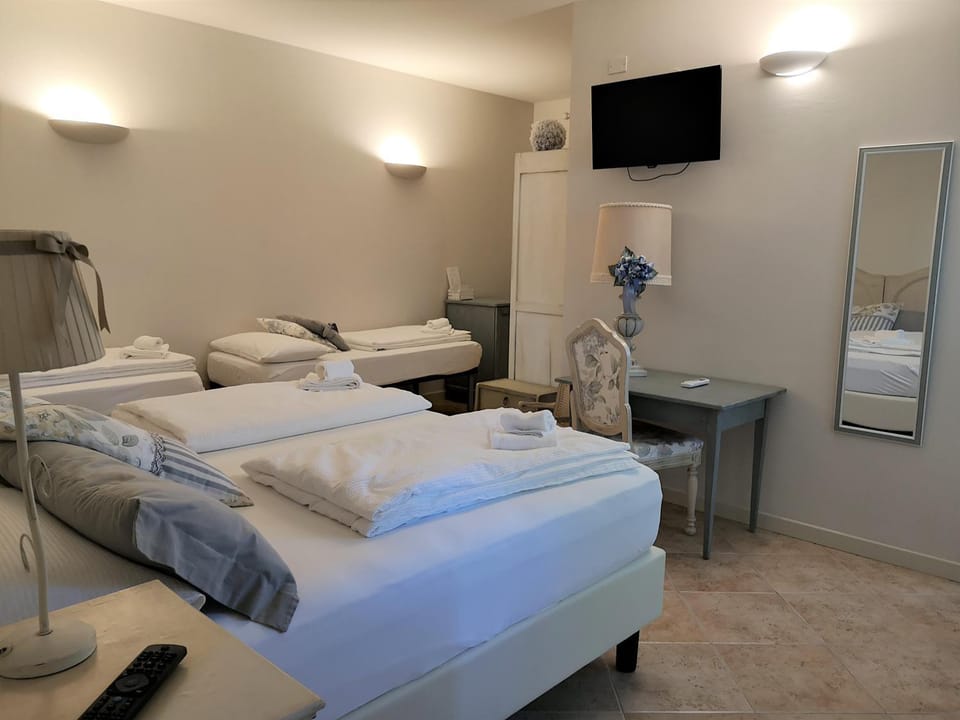 Bed, TV and multimedia, Bedroom