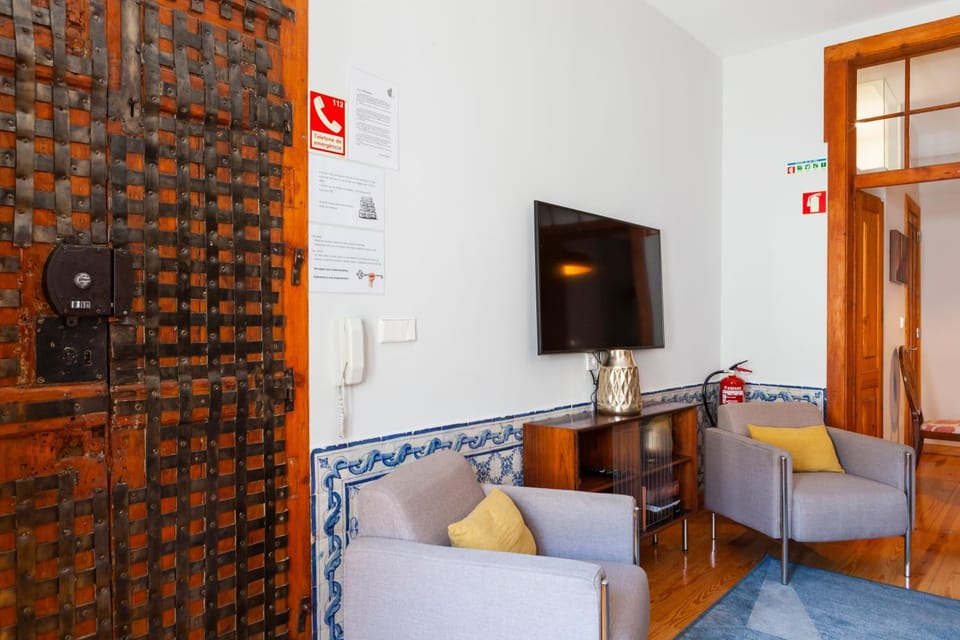 Alfama Terrace Apartment With Authentic XVIII Tiles And Historic Notes 3 Bedrooms & 2 Bathrooms AC Apartment in Lisbon