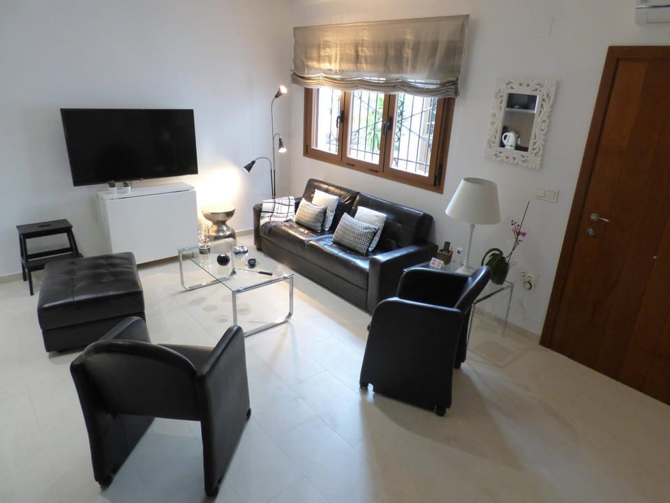 TV and multimedia, Kitchen or kitchenette, Living room, Seating area, Dining area