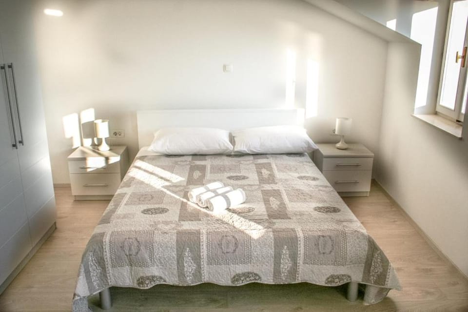 Bed, Photo of the whole room, Bedroom, towels