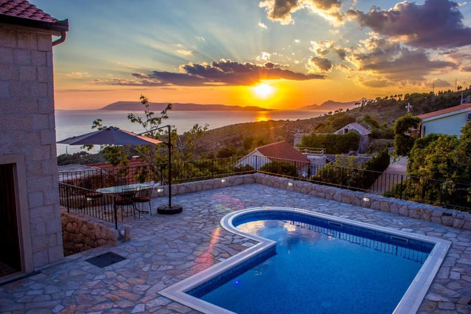 Natural landscape, Garden, Balcony/Terrace, Mountain view, Pool view, Sea view, Swimming pool, Sunrise, Sunset, sunbed