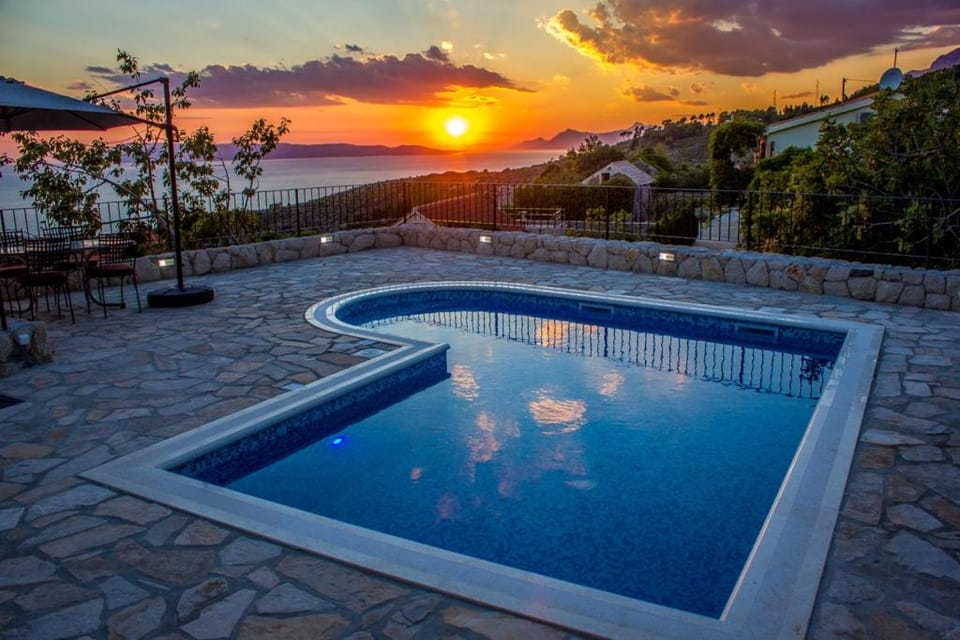 Facade/entrance, Bird's eye view, BBQ facilities, Balcony/Terrace, Hiking, Cycling, Pets, Pool view, Sea view, Swimming pool, Sunset, sunbed