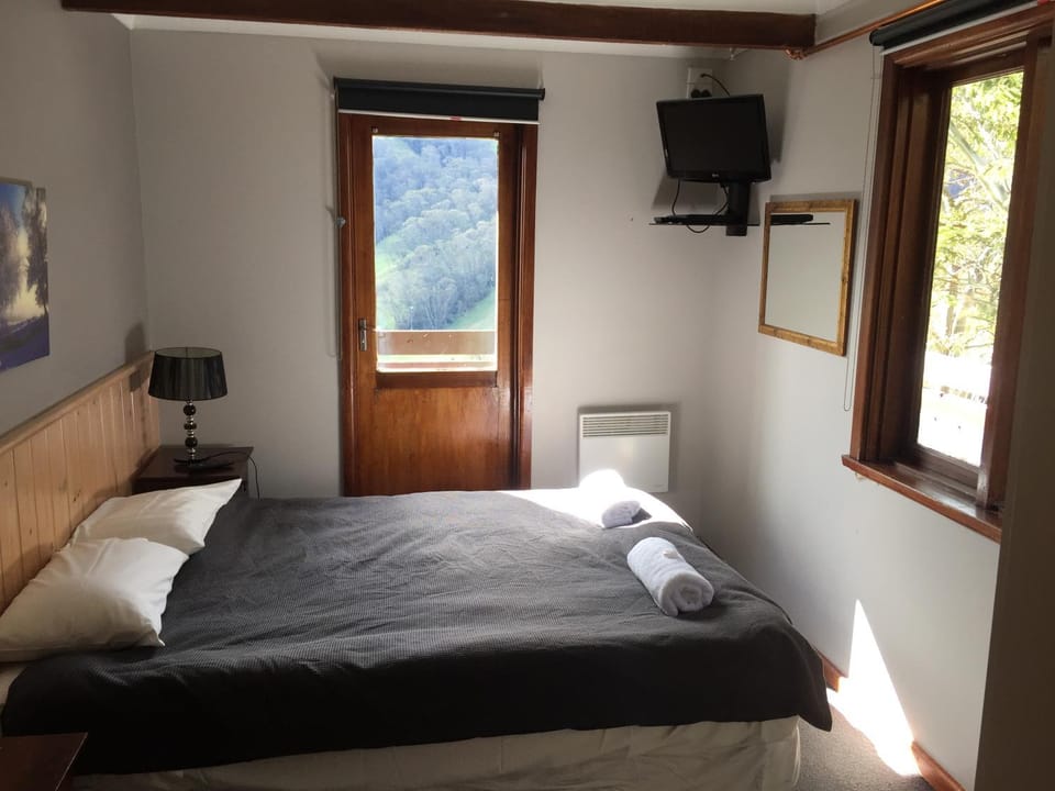 Bedroom, Mountain view