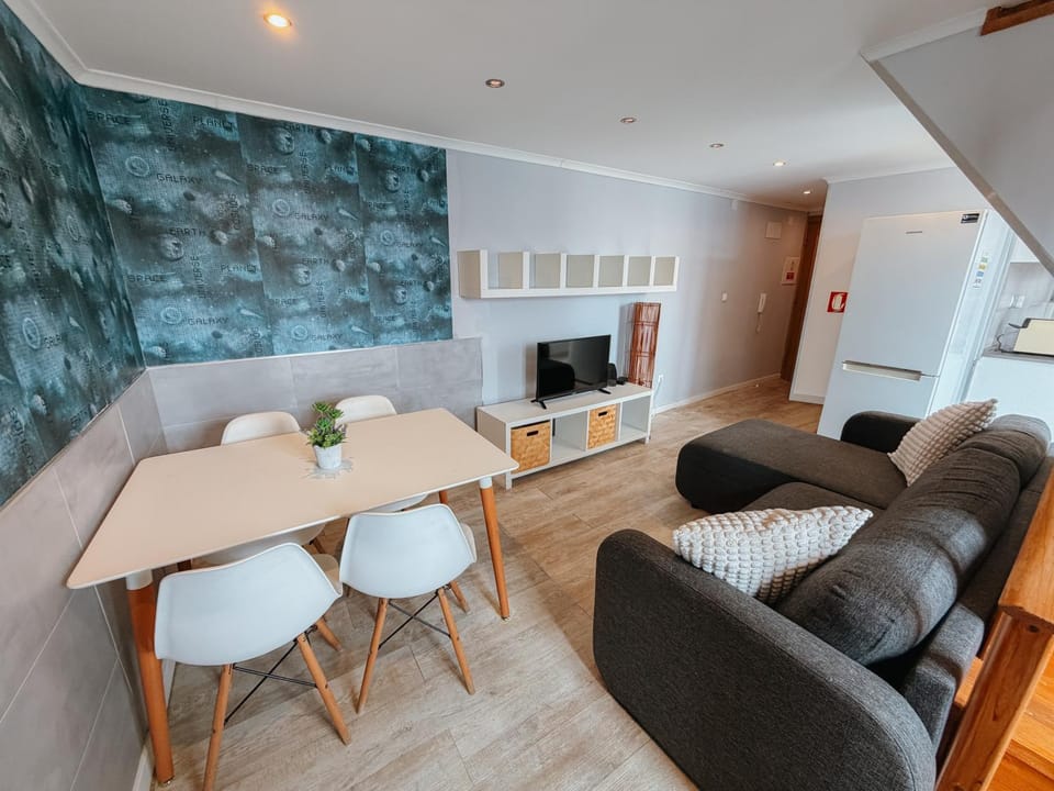 Communal lounge/ TV room, TV and multimedia, Living room, Seating area, Dining area