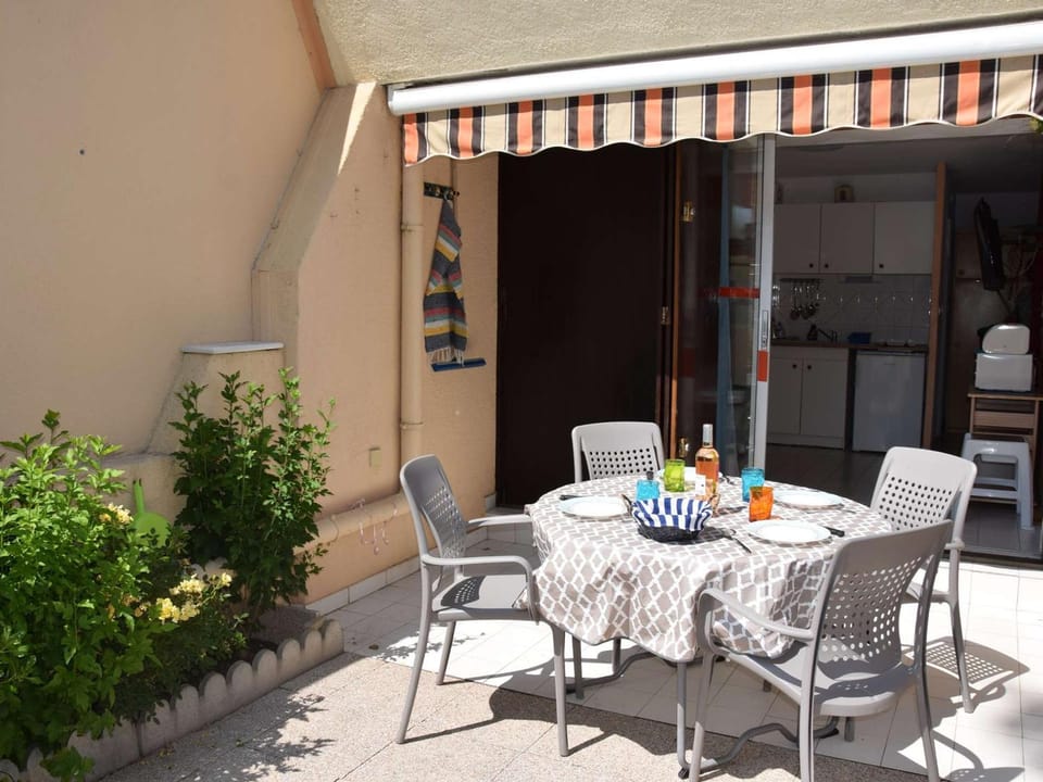Studio cabine avec piscine, plage directe, terrasse et parking - Animaux acceptés - FR-1-387-53 Cabin in Marseillan