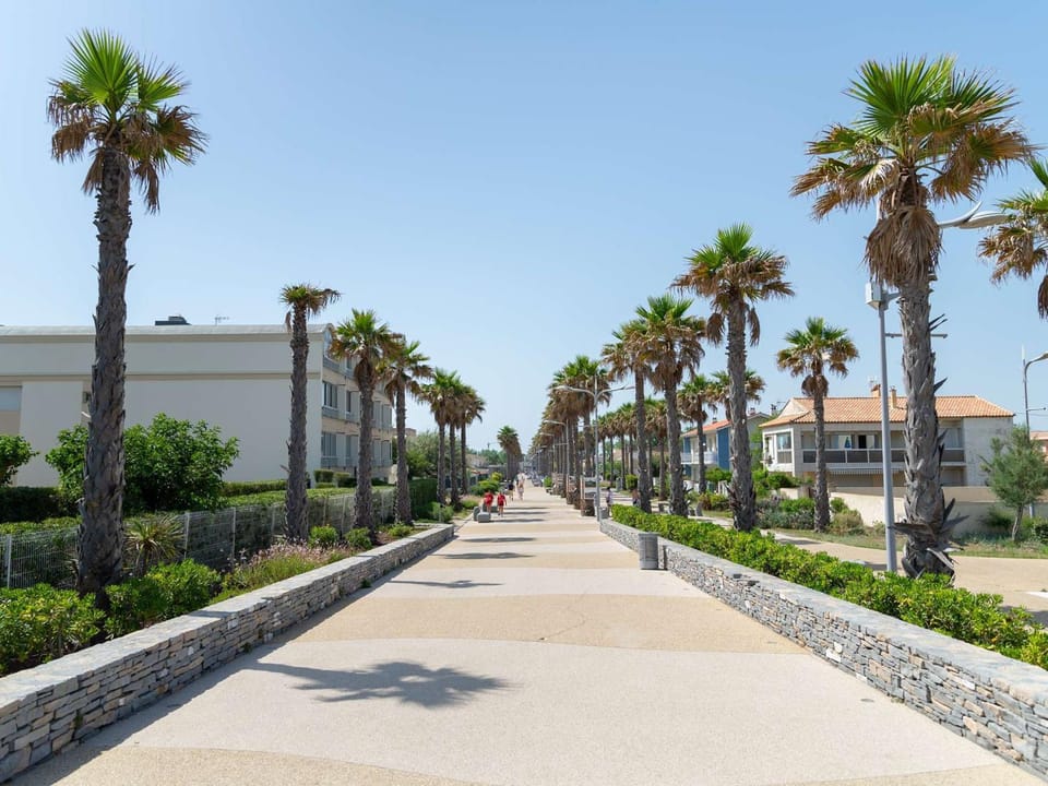 Appartement proche plage avec terrasse, 6 couchages, parking privé, Internet optionnel - FR-1-387-75 Apartment in Marseillan