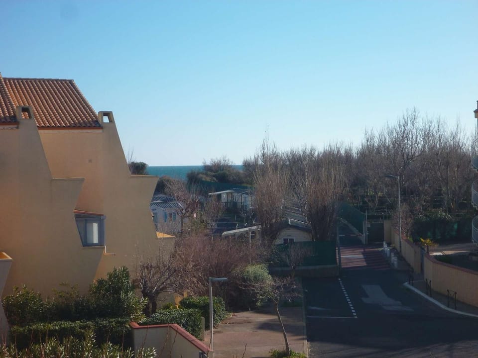 Appartement proche plage avec terrasse, 6 couchages, parking privé, Internet optionnel - FR-1-387-75 Apartment in Marseillan