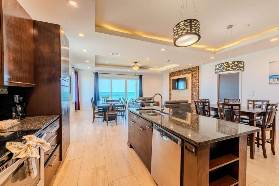 5 BEDROOM BEACHFRONT CONDO - 4th Floor Apartment in South Padre Island