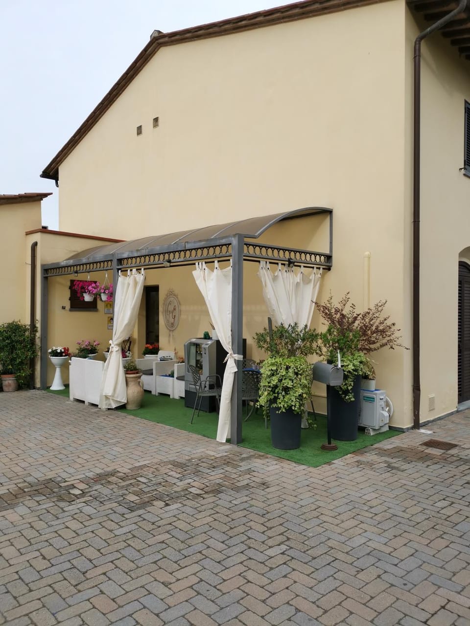 Facade/entrance