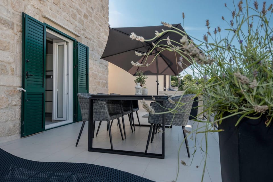 Property building, Nearby landmark, Restaurant/places to eat, Neighbourhood, Natural landscape, Fishing, Snorkeling, Balcony/Terrace, Beach, Hiking, Cycling, Diving, Evening entertainment, City view, Landmark view, Mountain view, Sea view, Supermarket/grocery shop, Shopping Area, Entertainment