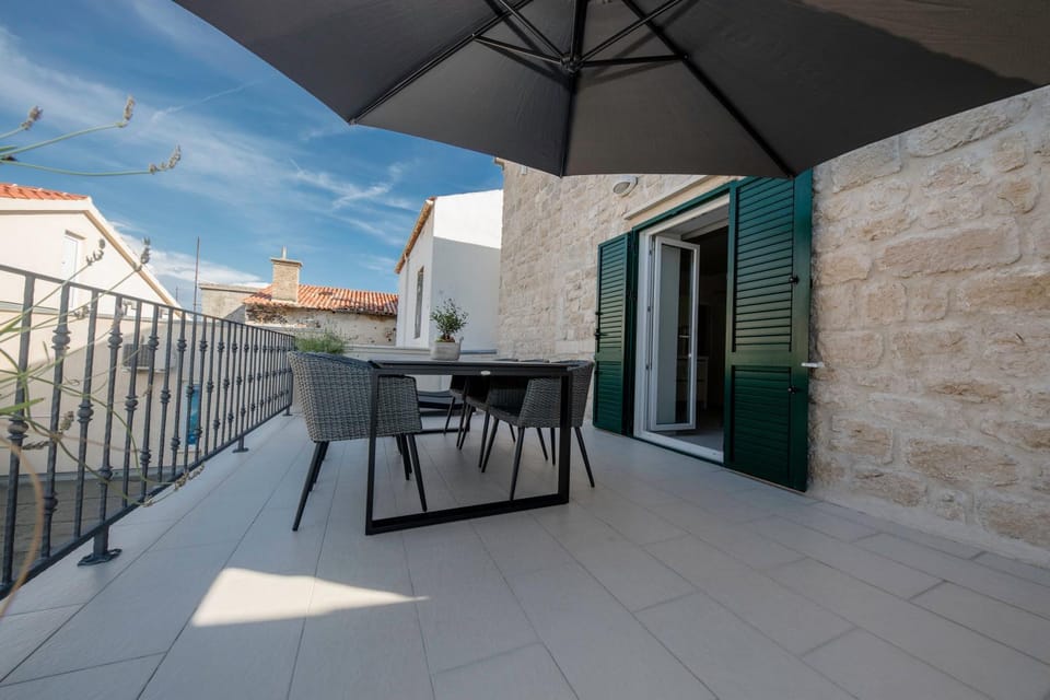 Property building, Nearby landmark, Restaurant/places to eat, Neighbourhood, Natural landscape, Summer, Children play ground, Fishing, Snorkeling, Balcony/Terrace, Beach, Hiking, Cycling, Diving, Evening entertainment, On site, City view, Landmark view, Mountain view, Sea view, Supermarket/grocery shop, Shopping Area, Entertainment, Sunset