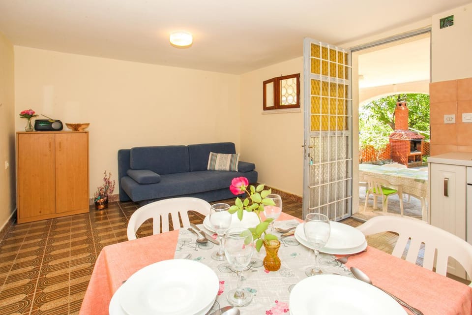 Dining area, Communal kitchen