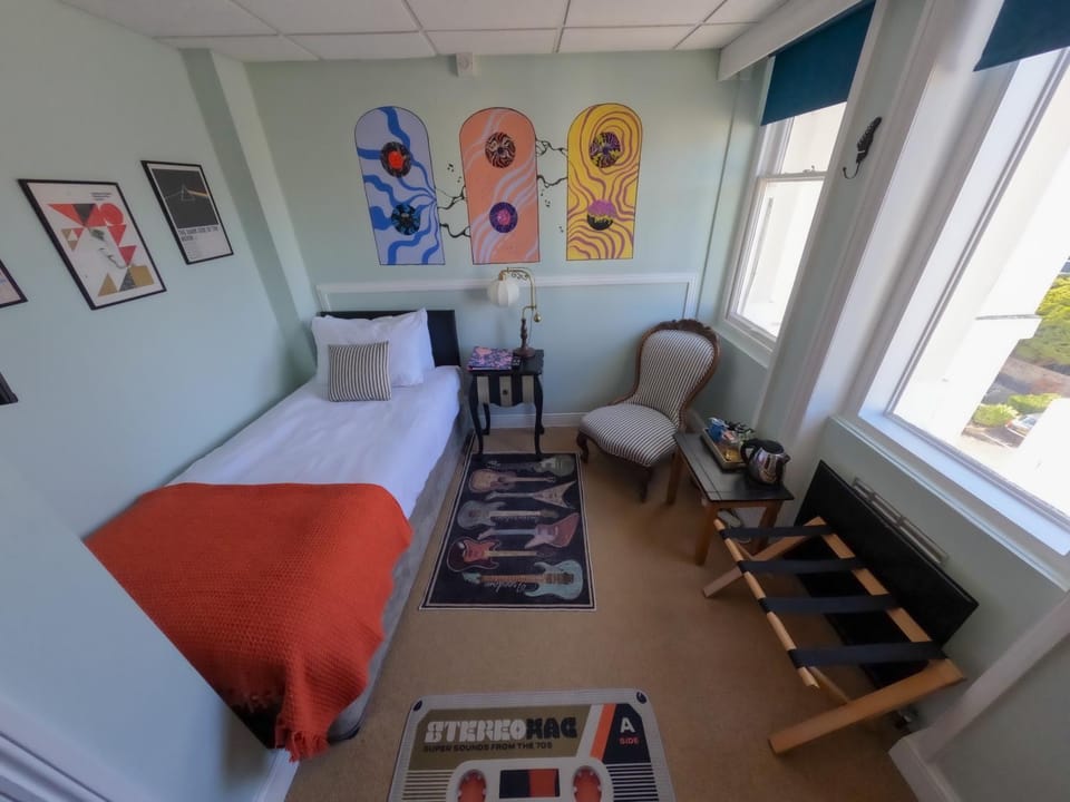 Bed, TV and multimedia, Coffee/tea facilities, Photo of the whole room, Decorative detail, Seating area, Bedroom