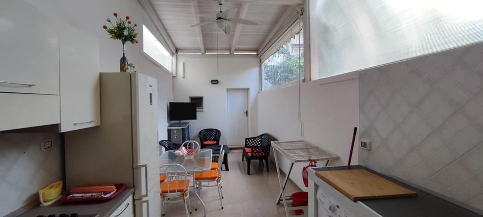 TV and multimedia, Kitchen or kitchenette, Living room, Seating area, Dining area, Lunch, stove, washing machine, kitchen