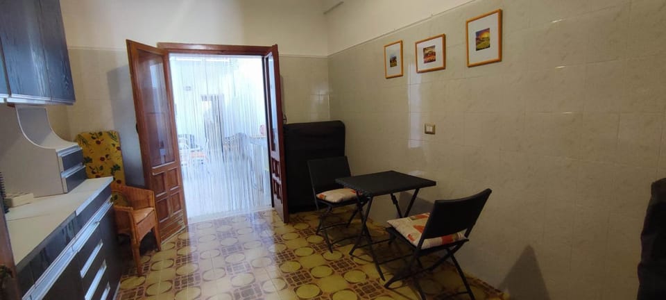 Photo of the whole room, furniture