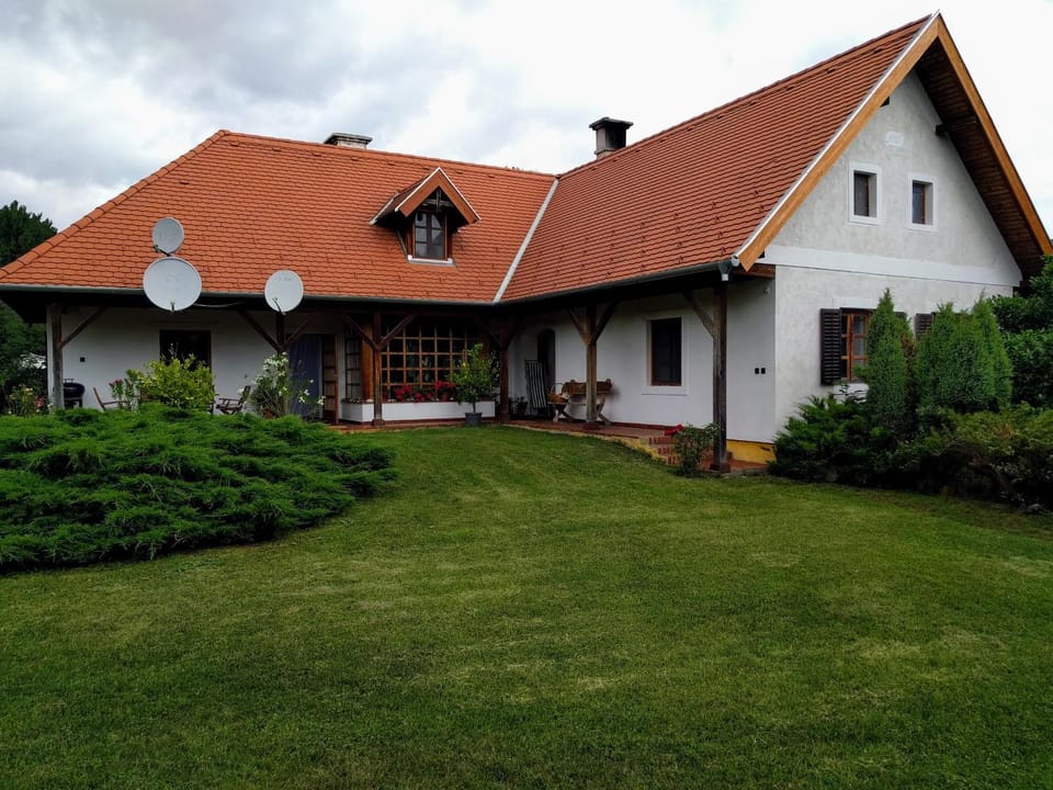 Facade/entrance, Garden, Balcony/Terrace