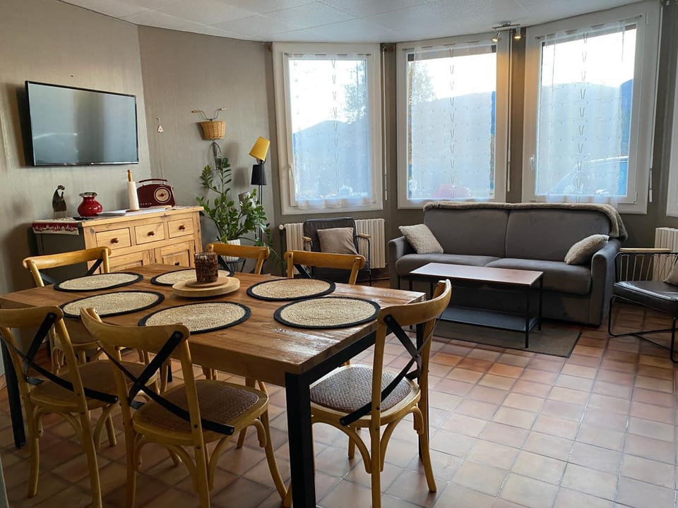 TV and multimedia, Living room, Dining area