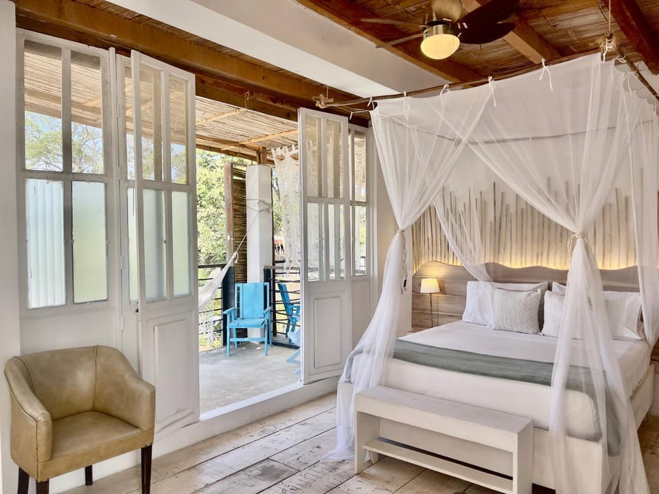 Bed, Bathroom, Balcony/Terrace, Pets