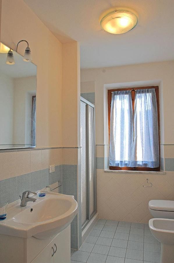 Day, Bathroom