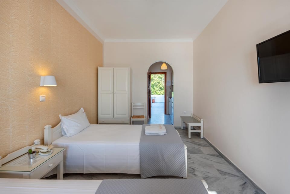 Bed, TV and multimedia, Photo of the whole room, Bedroom