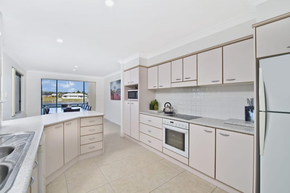 Dolphins 2, 7 Commodore Crescent House in Port Macquarie
