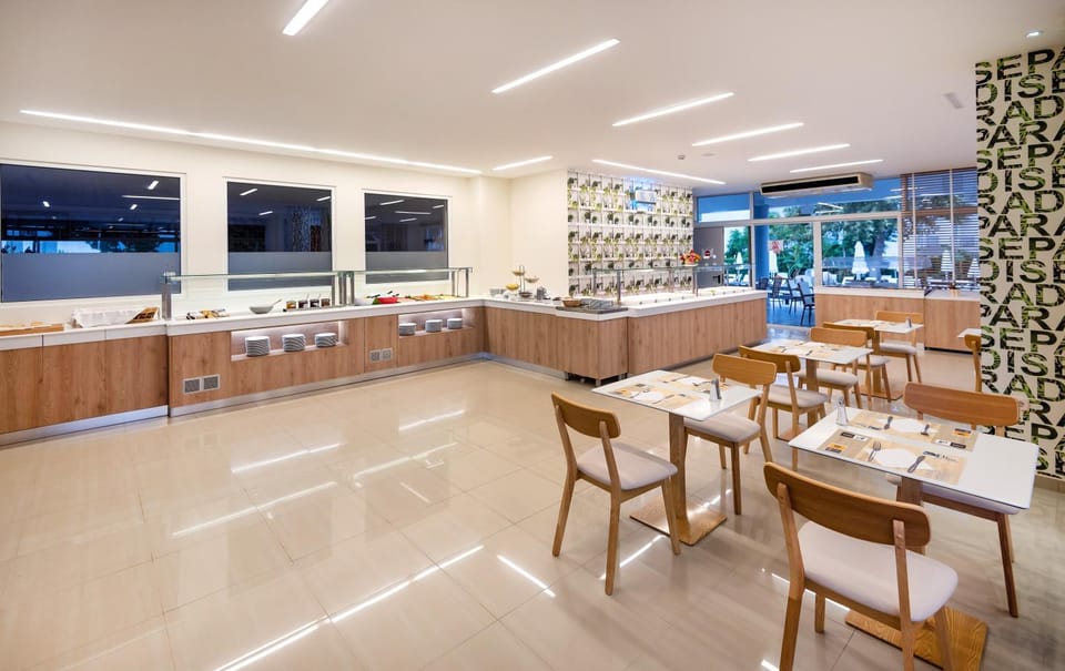 Restaurant/places to eat, Restaurant/places to eat, Dining area