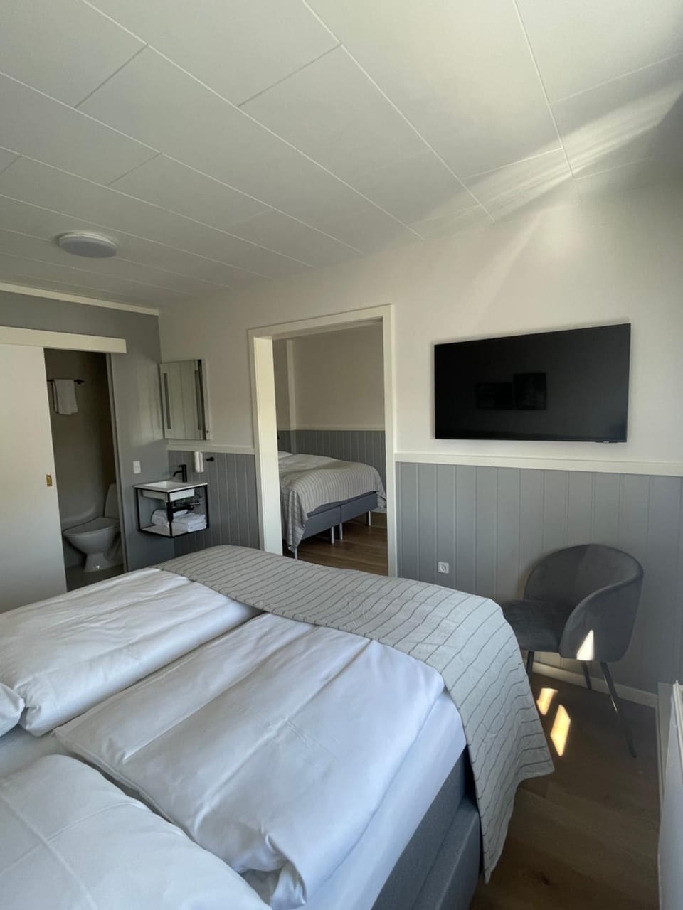 Photo of the whole room, Bedroom