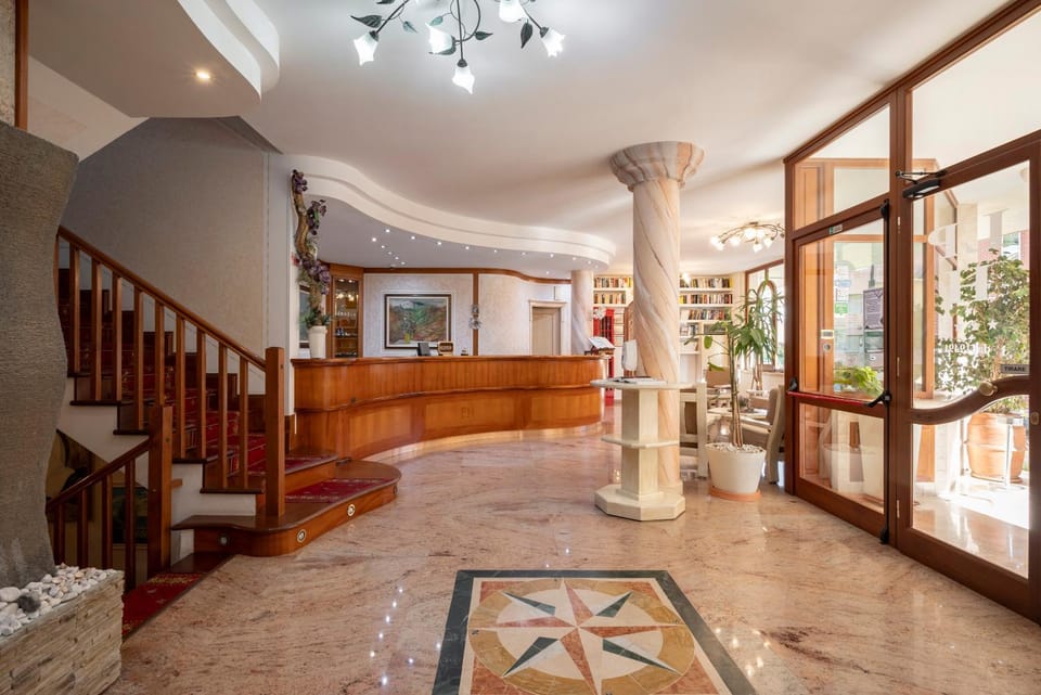 Communal lounge/ TV room, Lobby or reception
