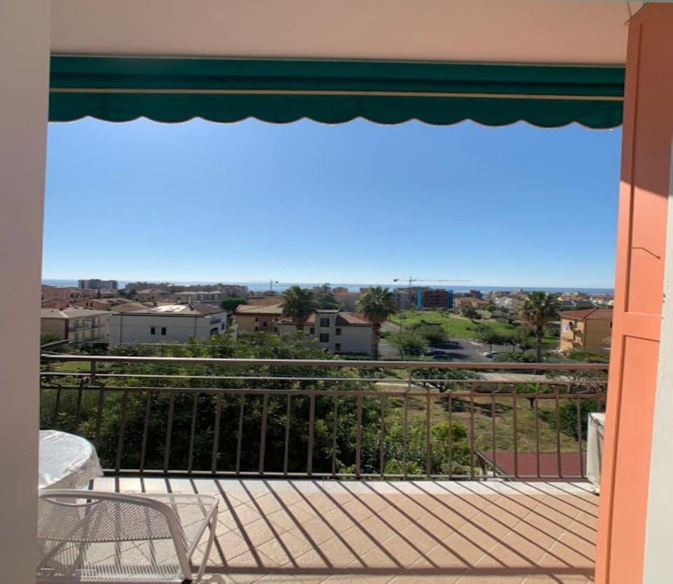View (from property/room), Balcony/Terrace, City view, Sea view