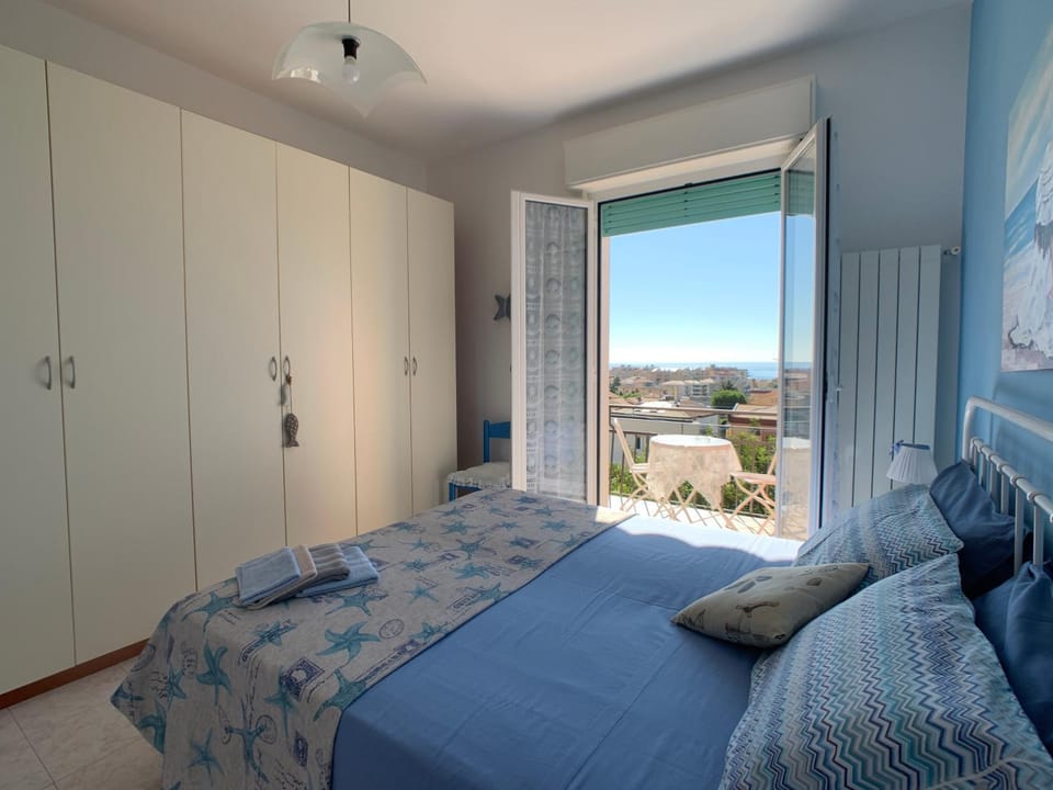 Photo of the whole room, Bedroom, City view, Sea view, Street view