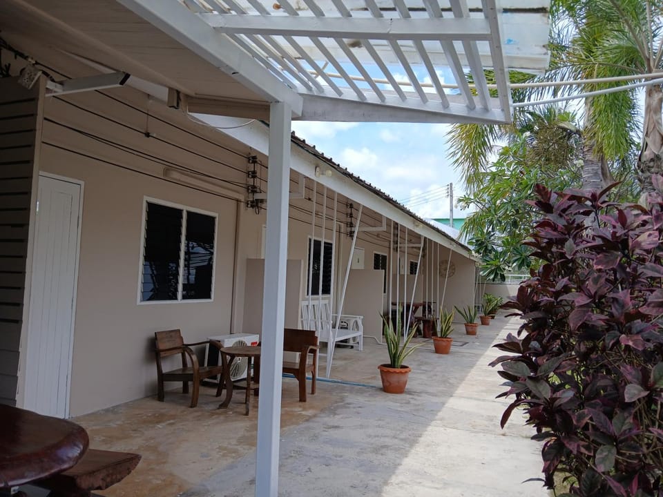 บ้านในสวนรีสอร์ทBannnaisuan Resort Inn in Prachuap Khiri Khan, Thailand