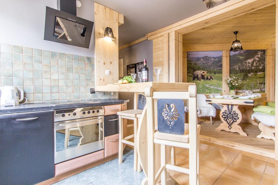 Kitchen or kitchenette, Dining area