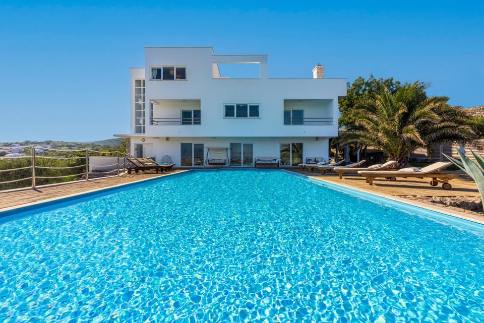 Property building, Nearby landmark, Summer, Hot Tub, Balcony/Terrace, Tennis court, Sea view, Swimming pool, Alcoholic drinks, Sunrise, locker, sunbed