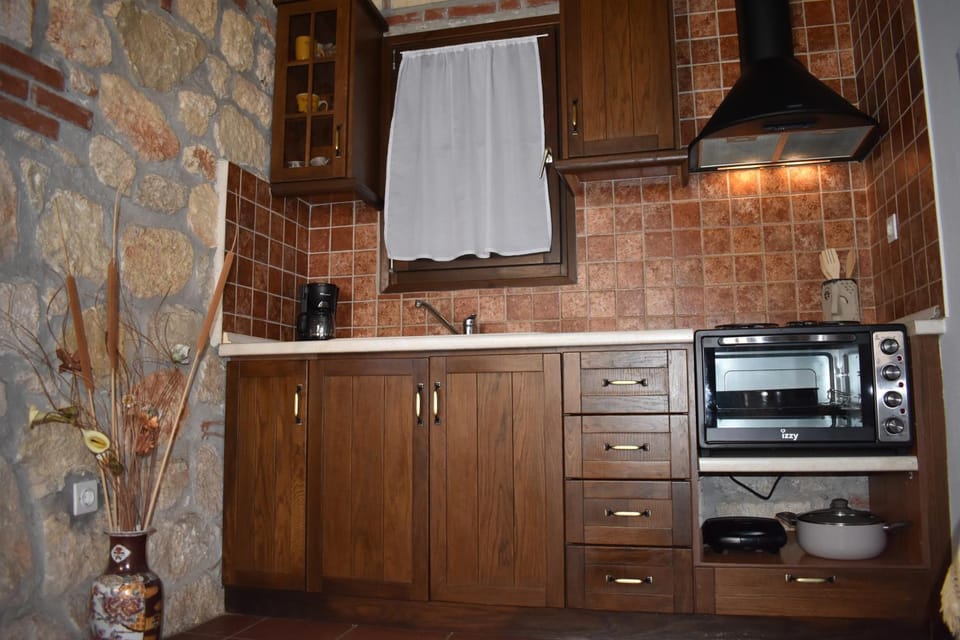 Spring, Day, Communal kitchen, On site