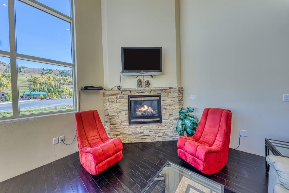 Steps to Lift: Spacious Mtn-View Brian Head Condo House in Brian Head
