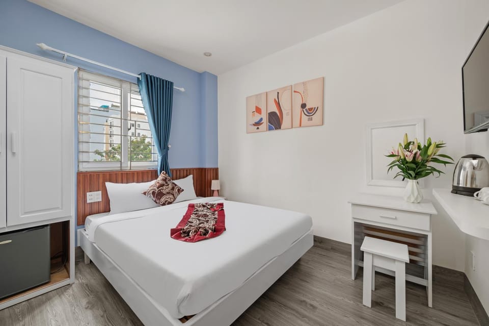 Photo of the whole room, Bedroom