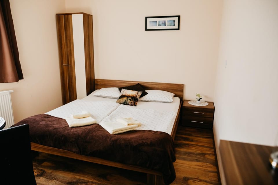 Bed, Photo of the whole room, Street view