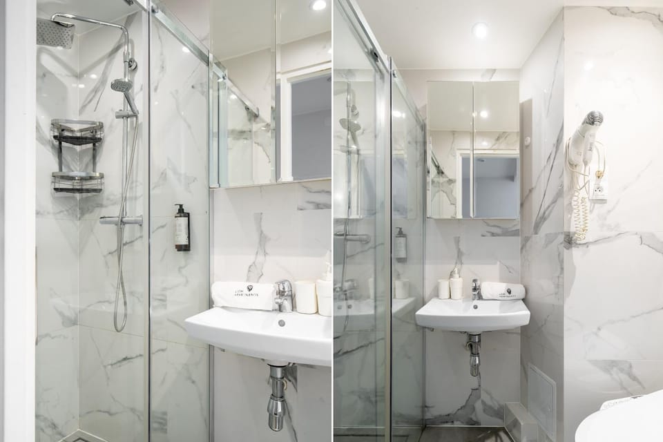 Shower, Toilet, Bathroom, towels