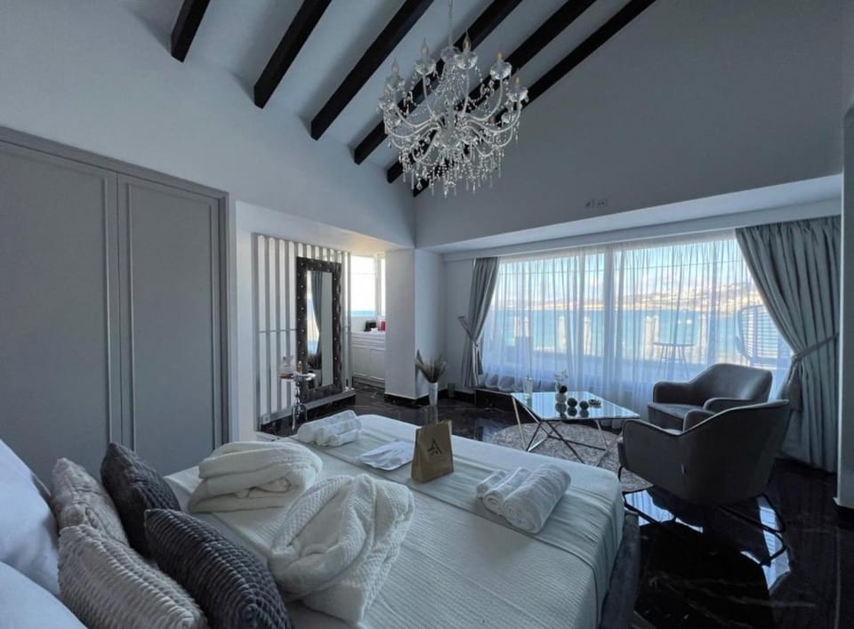 Bed, Living room, Photo of the whole room, Bedroom