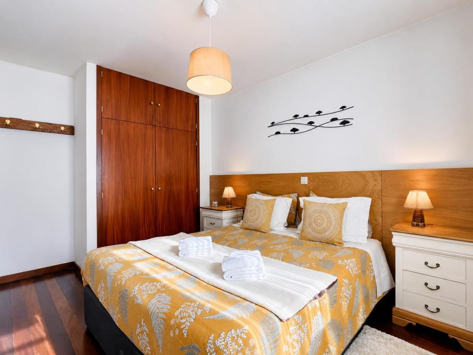 Bed, Bedroom, storage, towels