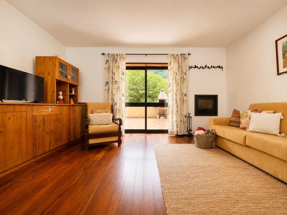 Bed, TV and multimedia, Living room, Seating area
