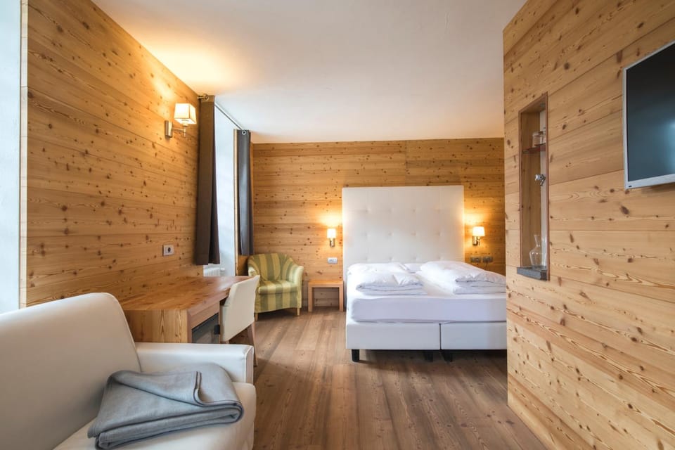 Bed, Dining area, Bedroom, Garden view, Lake view, Mountain view, Quiet street view