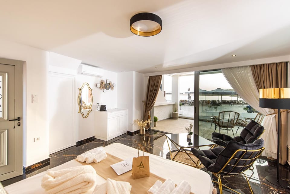 Bed, Living room, Photo of the whole room, Seating area, Bedroom, towels