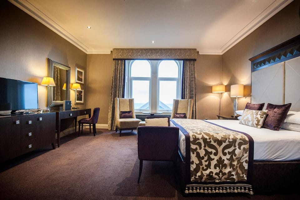 Bed, Photo of the whole room, Seating area, hair dresser